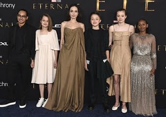 Angelina Jolie filminin galasına çocuklarıyla katıldı