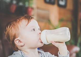 Bebeğinize 1 yaşından önce inek sütü vermeyin