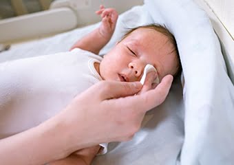 Bebeğinizin gözleri sürekli sulanıyorsa dikkat