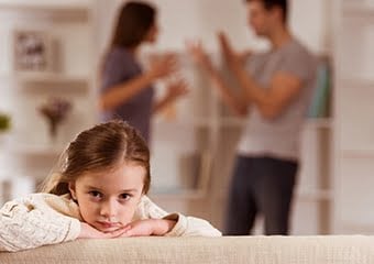 Evdeki stres arttı, çocuklar ebeveyn kavgalarının gizli mağduru