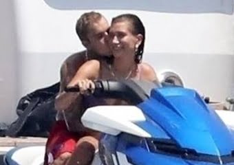 Justin Bieber eşi Hailey Baldwin ile mavi turda