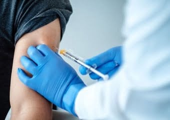 Kanser hastaları koronavirüs aşısı olmalı mı
