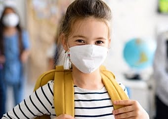 Pandemide okula giden çocuklar büyükler için risk oluşturabilir